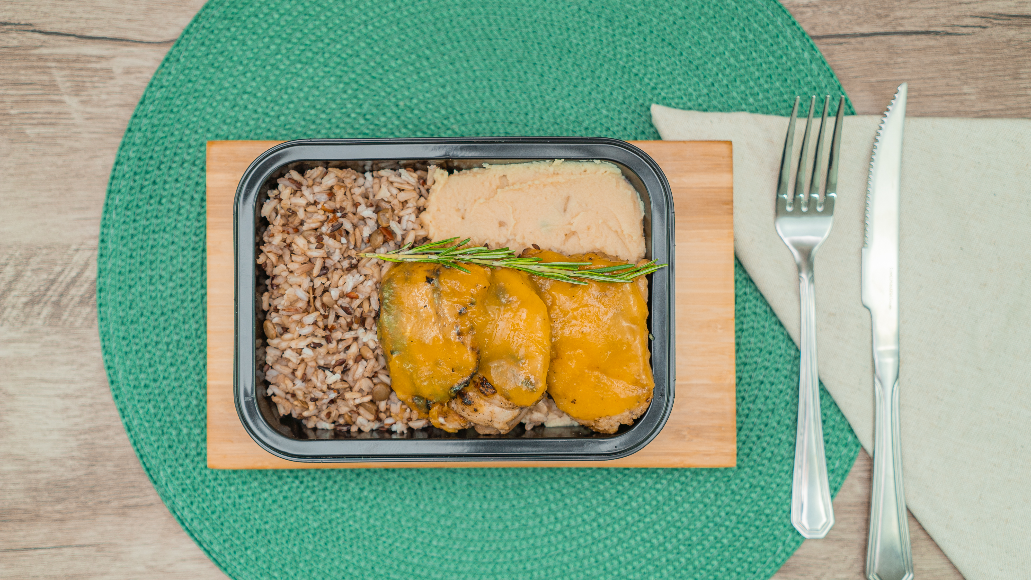 Sobrecoxas desossadas ao molho de laranja com pur&ecirc; de batata doce e arroz multigr&atilde;os